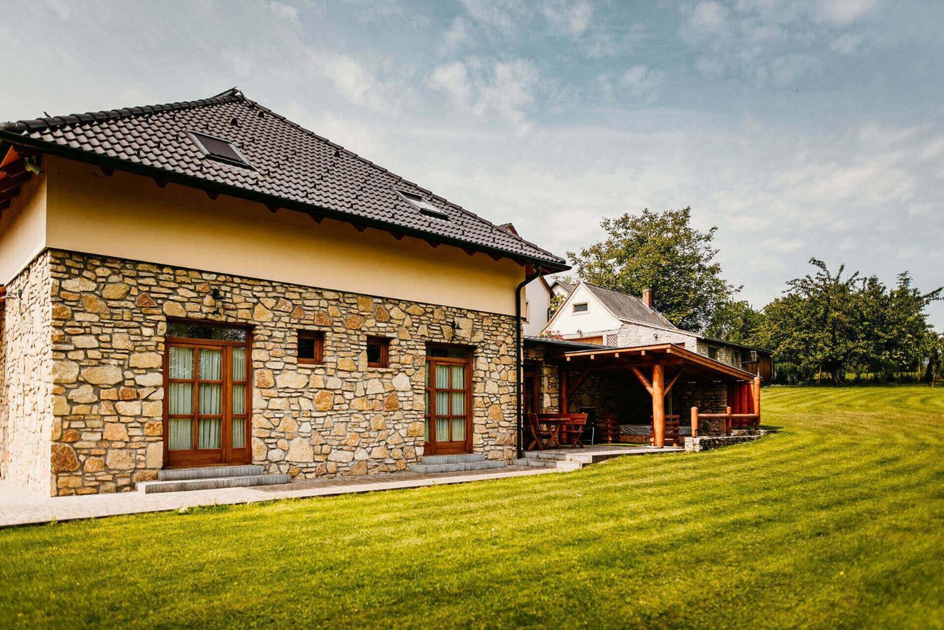 Kakukk Vendéglő Panzió Bánd Exterior foto