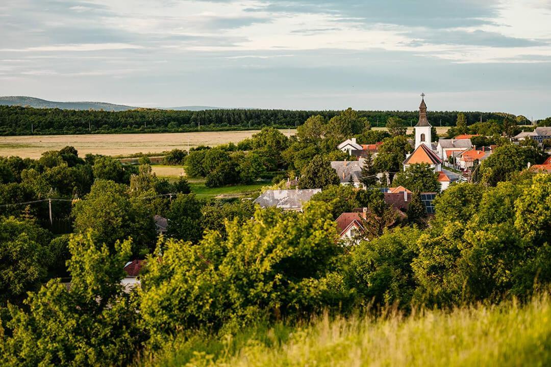 Kakukk Vendéglő Panzió Bánd Exterior foto