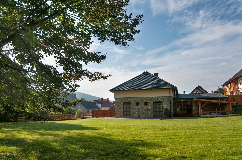 Kakukk Vendéglő Panzió Bánd Exterior foto